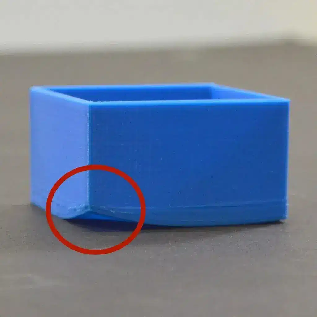 Prvi sloj printa sa PLA filamentom potpuno odvojen od build plate-a zbog lošeg nivelisanja